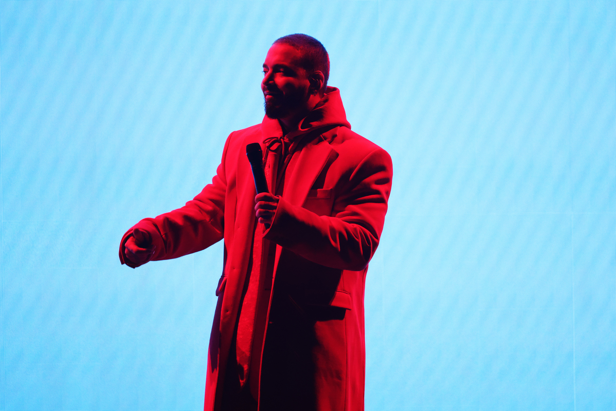 Debout devant un écran bleu, J Balvin se produit sur scène lors de la 64e cérémonie annuelle des Grammy Awards à Las Vegas, NV.