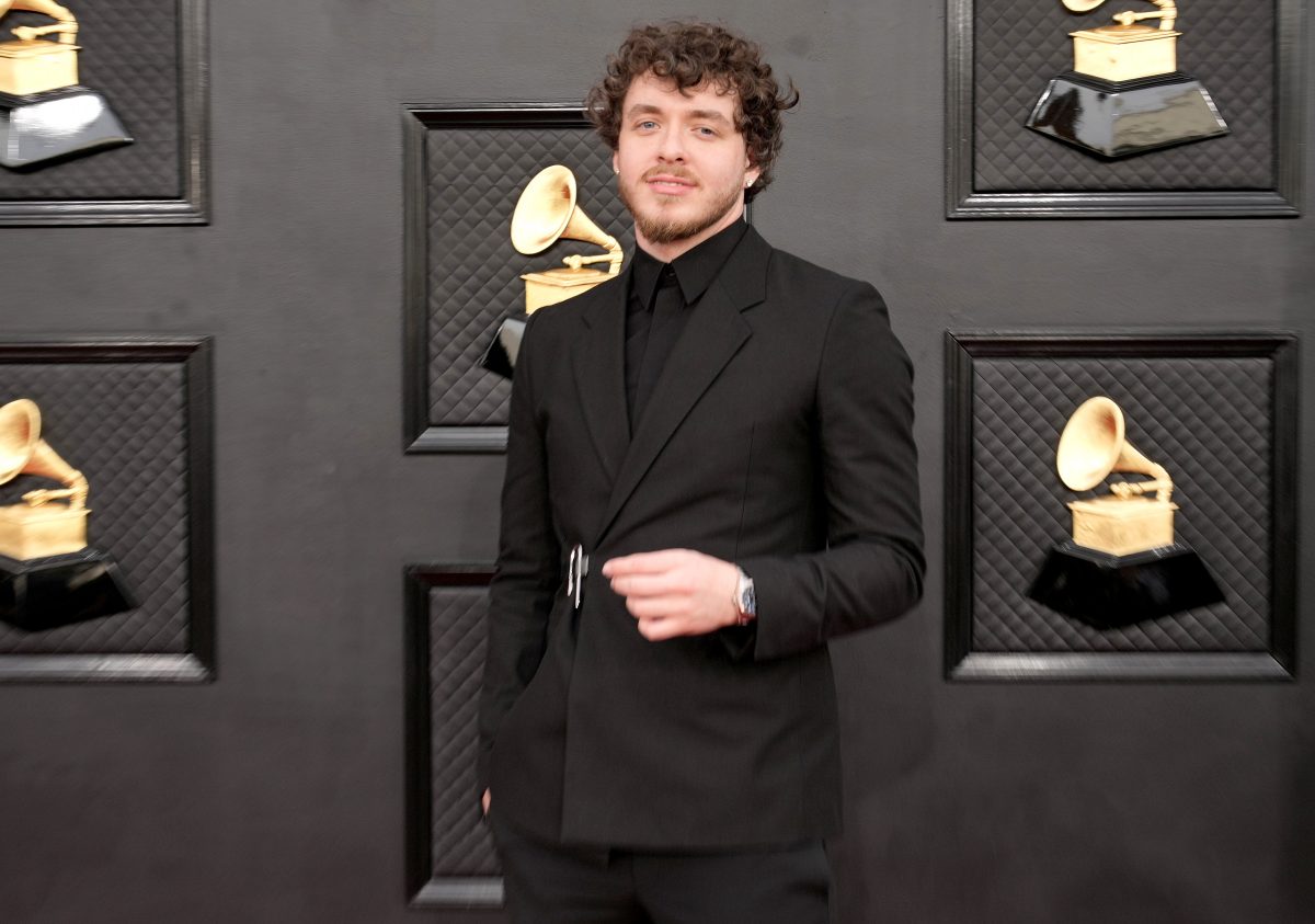 Jack Harlow ne laisse pas la haine l'abattre.  Ici, il pose aux 64e Grammy Awards annuels.