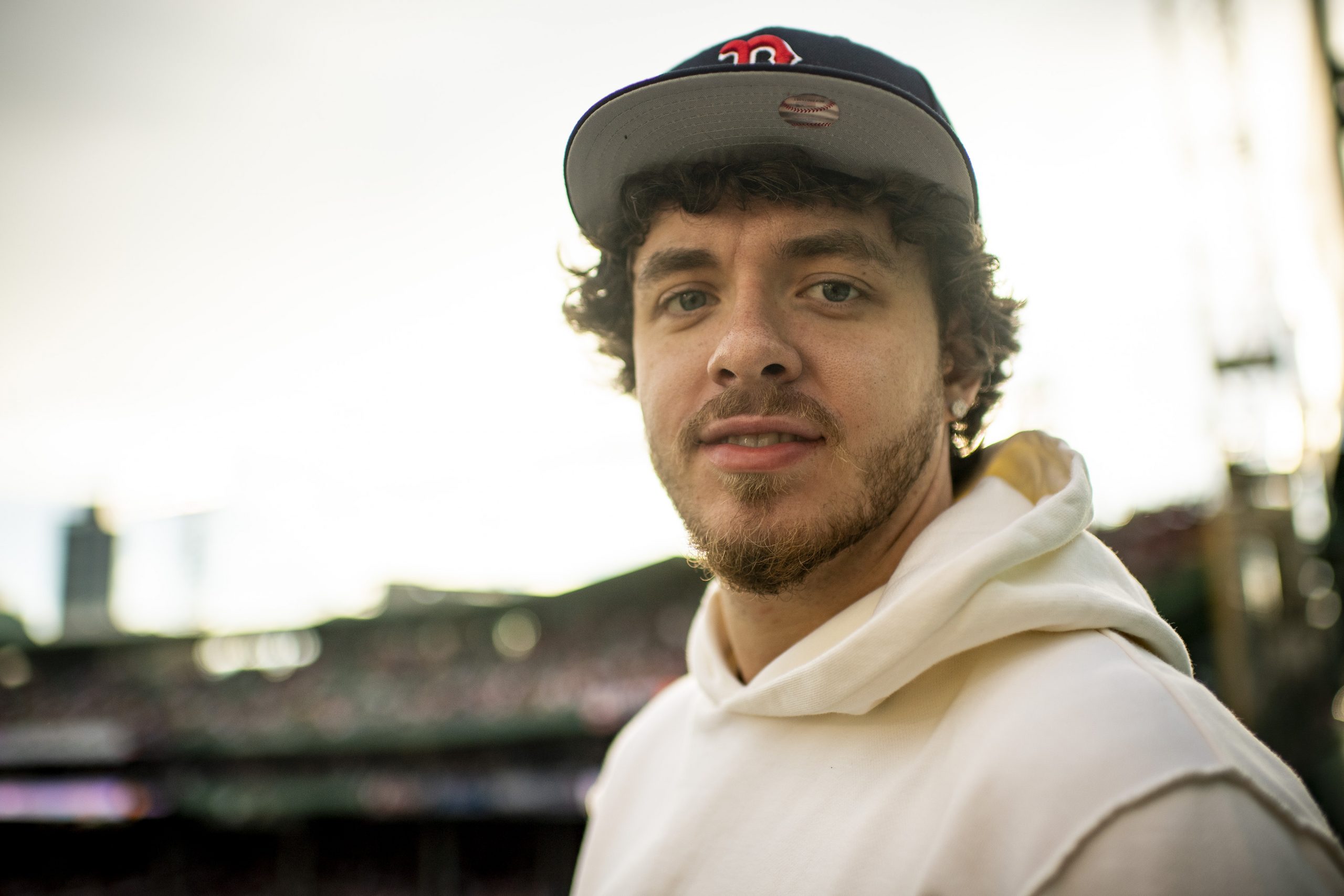 Jack Harlow portant un sweat à capuche blanc