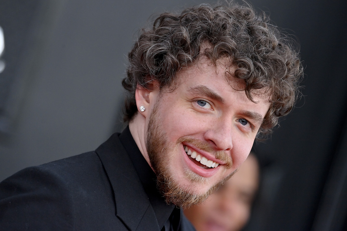 Jack Harlow sourit vêtu d'un costume noir aux Grammy Awards 2022