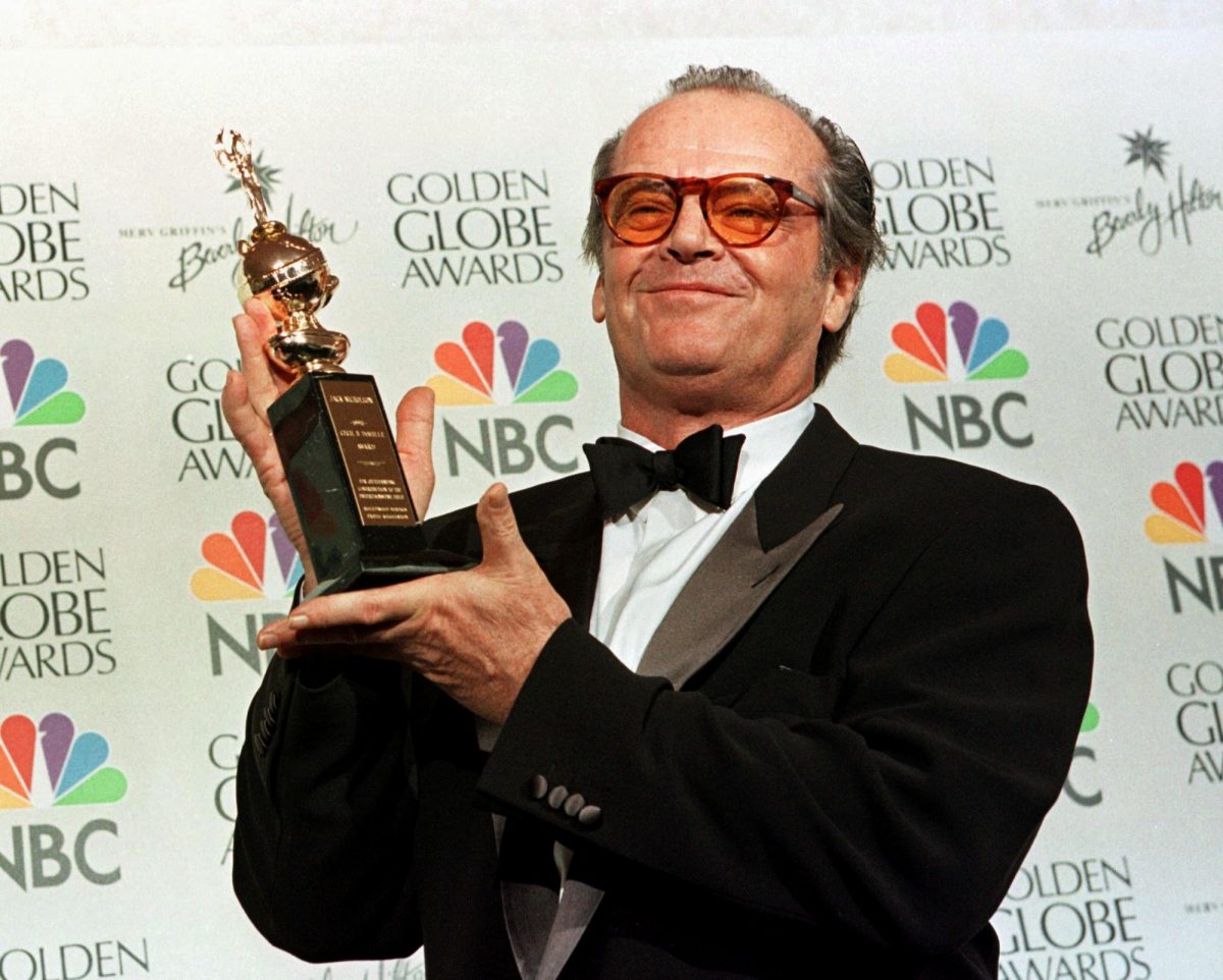 Jack Nicholson avec son Cecil B. DeMille Award aux Golden Globes après avoir parlé des Yankees de New York dans un discours en smoking devant un step and repeat
