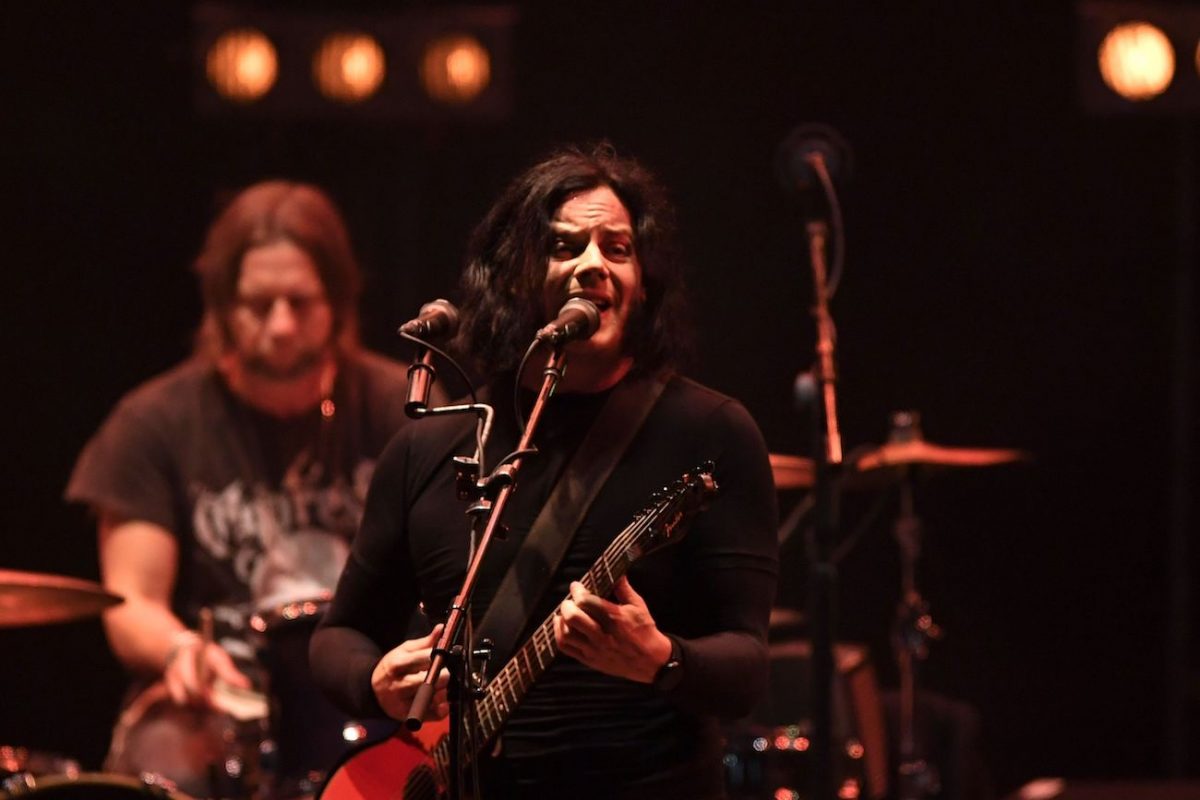 Jack White se produisant lors du Corona Capital Music Festival en 2019.