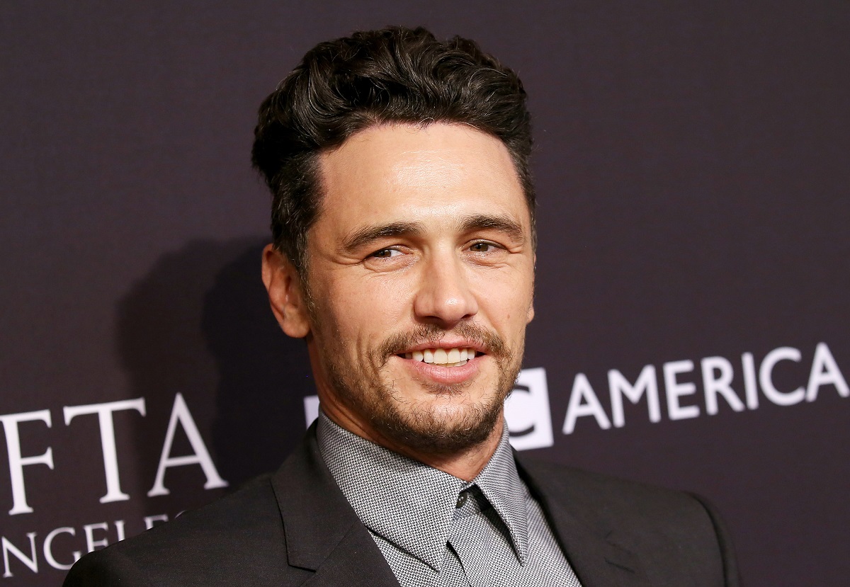 James Franco souriant en portant un costume.