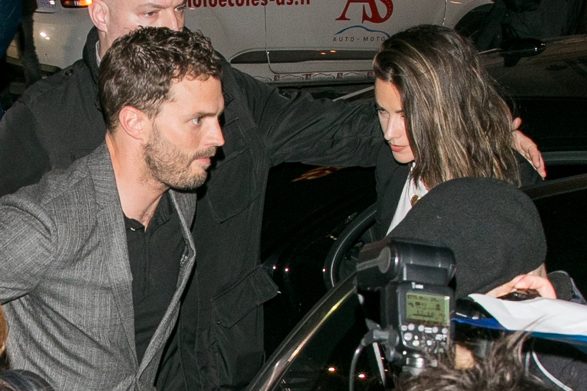 Jamie Dornan regarde Amelia Warner