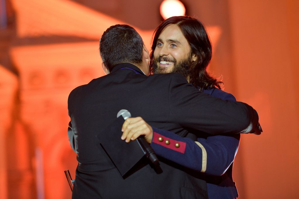 Mike Elizondo reçoit le prix de Jared Leto sur scène lors des Inaugural Secret Genius Awards de Spotify en 2017