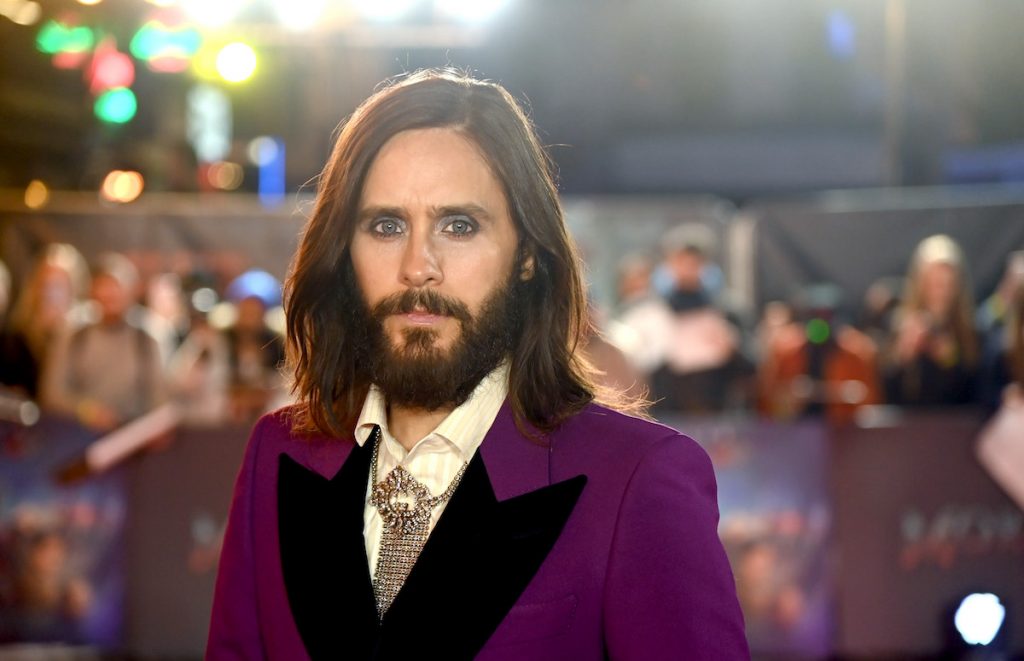 Tout en portant un manteau de costume violet et une cravate en diamant, Jared Leto regarde la caméra lors de la première de "Morbius" à Londres