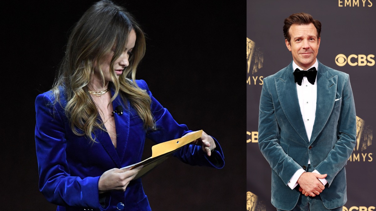 (L) Olivia Wilde regarde les papiers de garde (R) Jason Sudeikis pose sur le tapis rouge