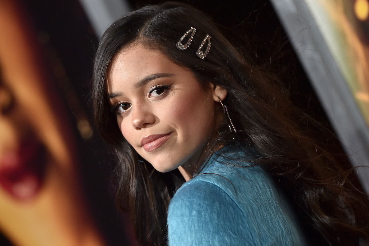 Jenna Ortega souriante