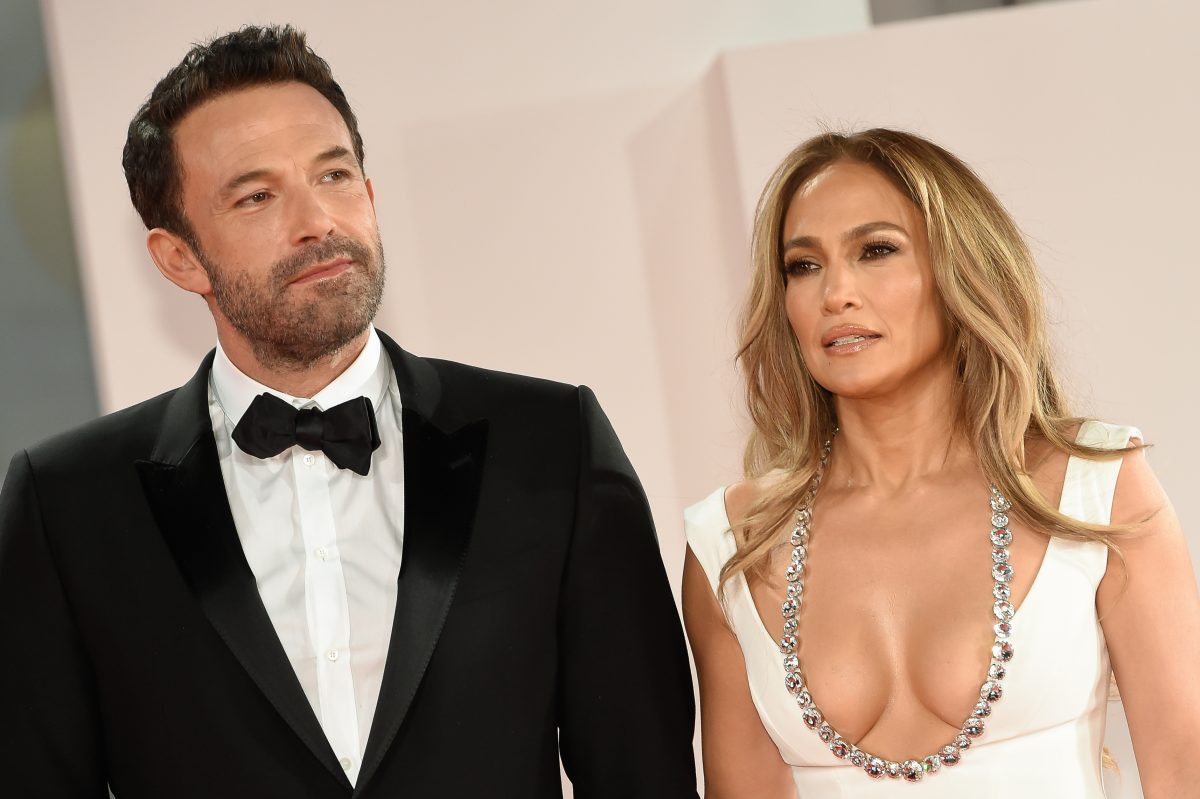 Ben Affleck et Jennifer Lopez posent sur le tapis rouge.