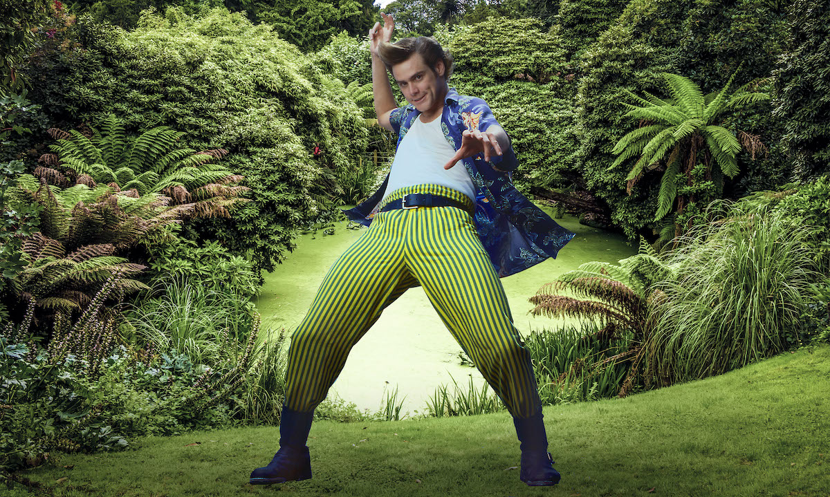 La star d'Ace Ventura, Jim Carrey, pose devant un environnement de jungle