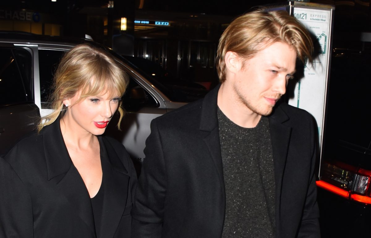 Taylor Swift et Joe Alwyn marchant ensemble en 2019