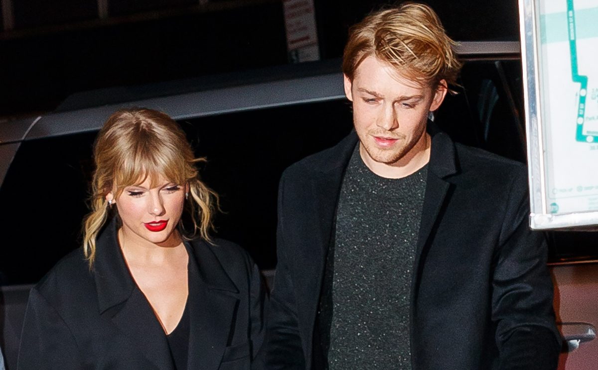 Taylor Swift et Joe Alwyn marchant ensemble en 2019