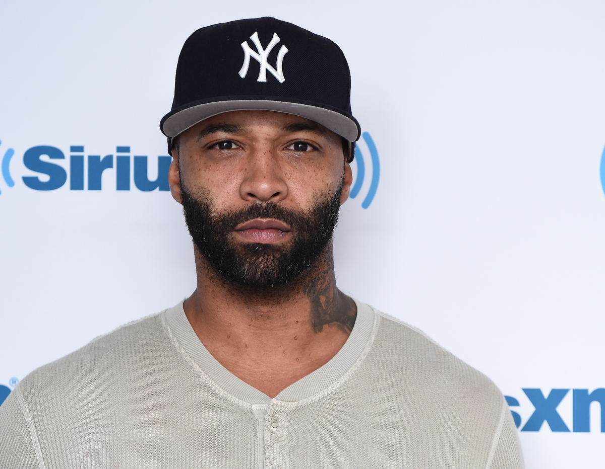 Vêtu d'une casquette de baseball bleu marine des Yankees de New York, Joe Budden rend visite à SiriusXM à New York, NY.