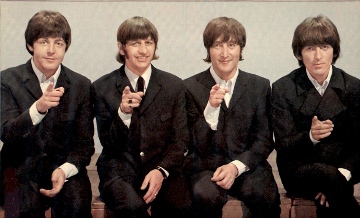 Paul McCartney, Ringo Starr, John Lennon et George Harrison des Beatles pointant du doigt