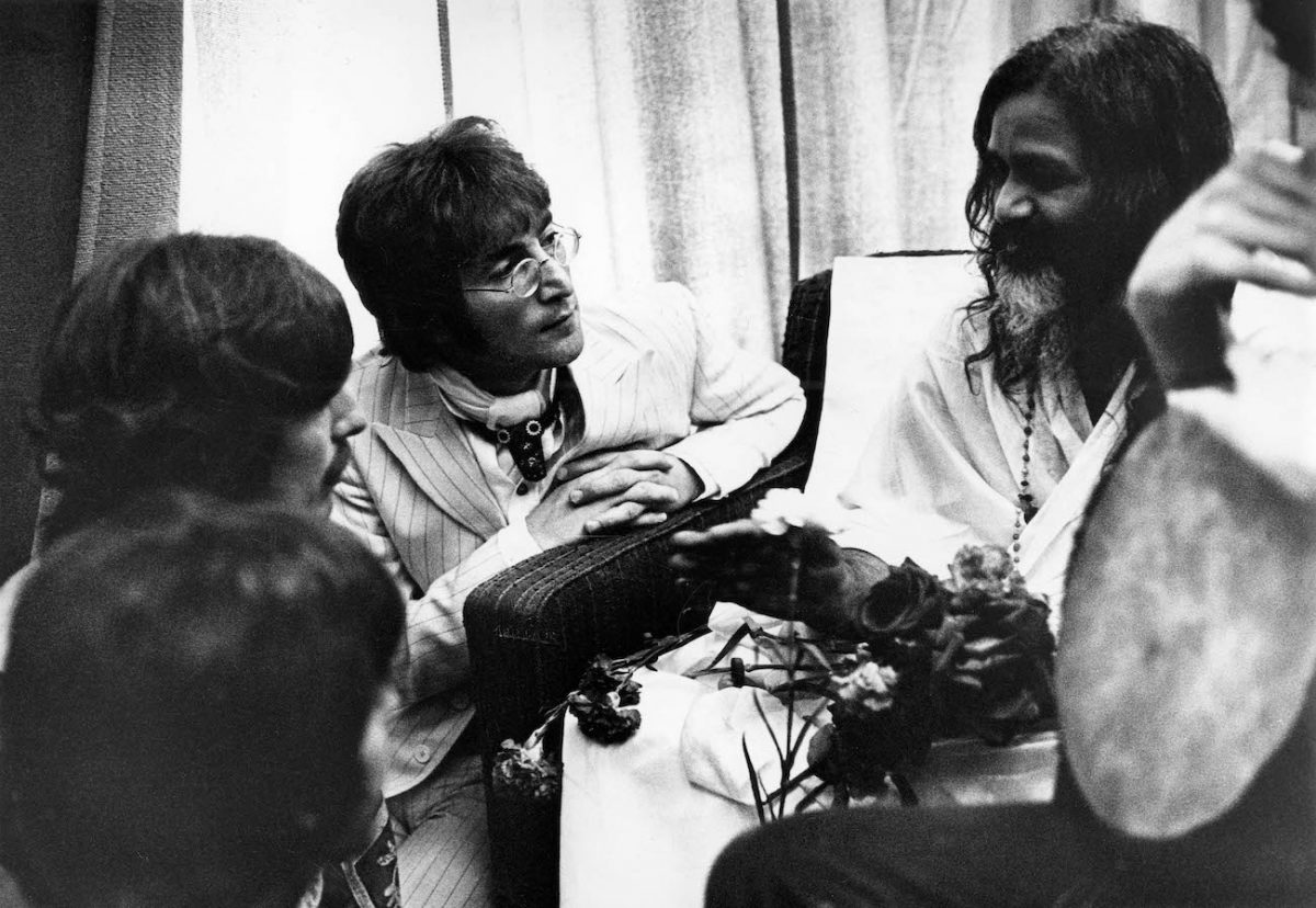 Les Beatles avec Maharishi Mahesh Yogi à Bangor, Pays de Galles, 1967.