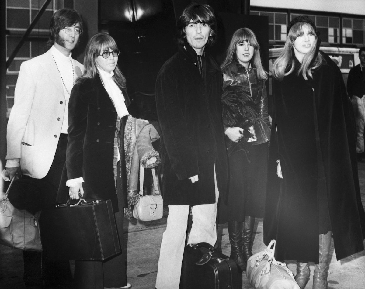 John Lennon, Cynthia Lennon, George Harrison, Jenny Boyd et Pattie Boyd s'envolent pour l'Inde en 1968.