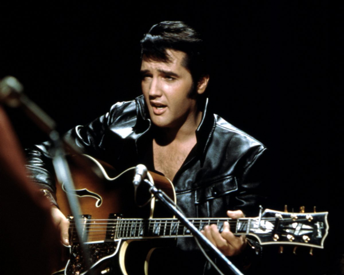 Elvis Presley jouant des chansons sur une guitare