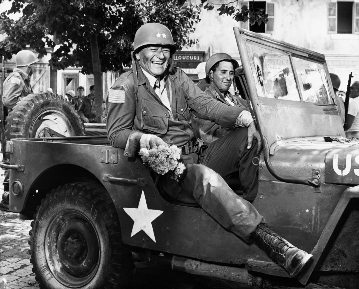 John Wayne dans le rôle du général Mike Randolph dans 