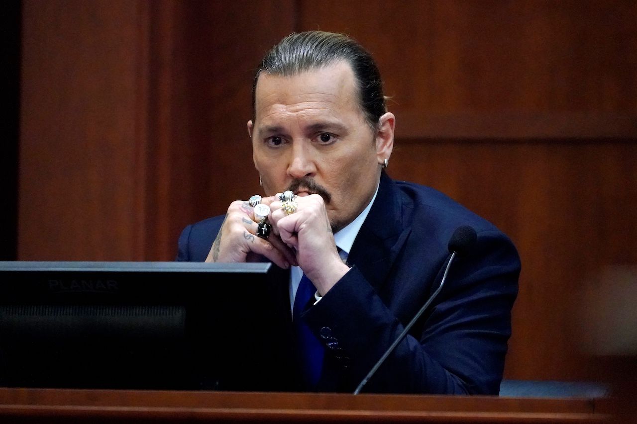 Johnny Depp témoigne dans la salle d'audience du palais de justice du comté de Fairfax