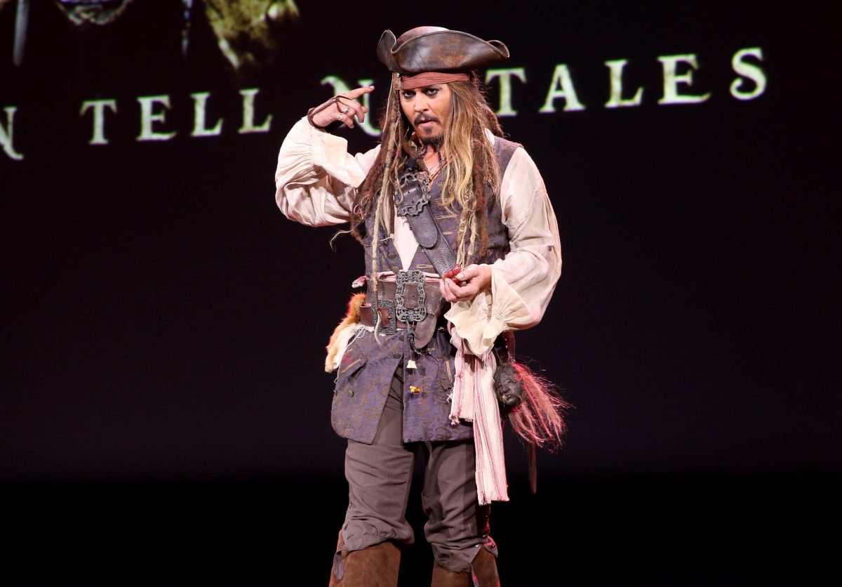 Johnny Depp est déguisé en Jack Sparrow sur scène à l'EXPO D23 2015 pour Pirates des Caraïbes : Dead Men Tell No Tales