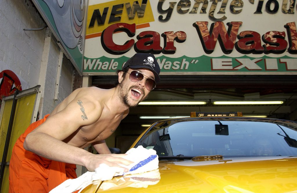 Johnny Knoxville lave une voiture pendant les promos de Jackass: The Movie en 2002