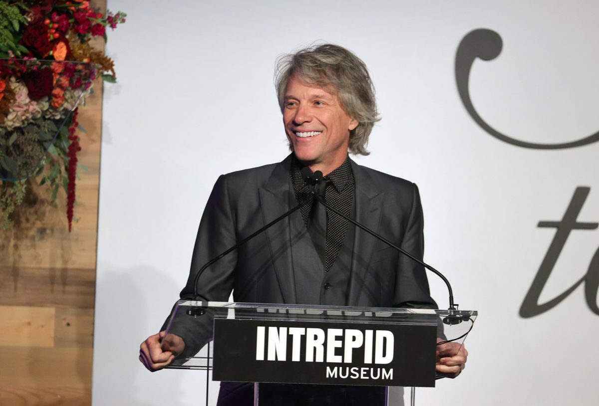 Jon Bon Jovi, qui a récemment vendu son condo de Greenwich Village, s'exprimant lors du gala annuel Hommage à la liberté de l'Intrepid Museum
