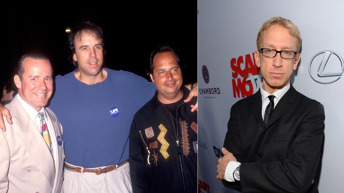 (G) Phil Hartman à gauche, Kevin Nealon au centre et Jon Lovitz à droite c. 1993 (R) Andy Dick se tient les bras croisés dans un costume et une cravate noirs