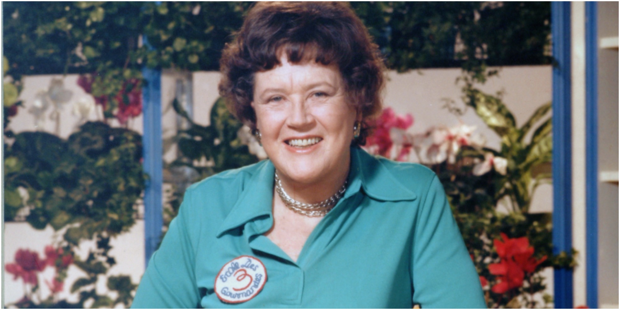 Julia Child photographiée lors d'une apparition télévisée.