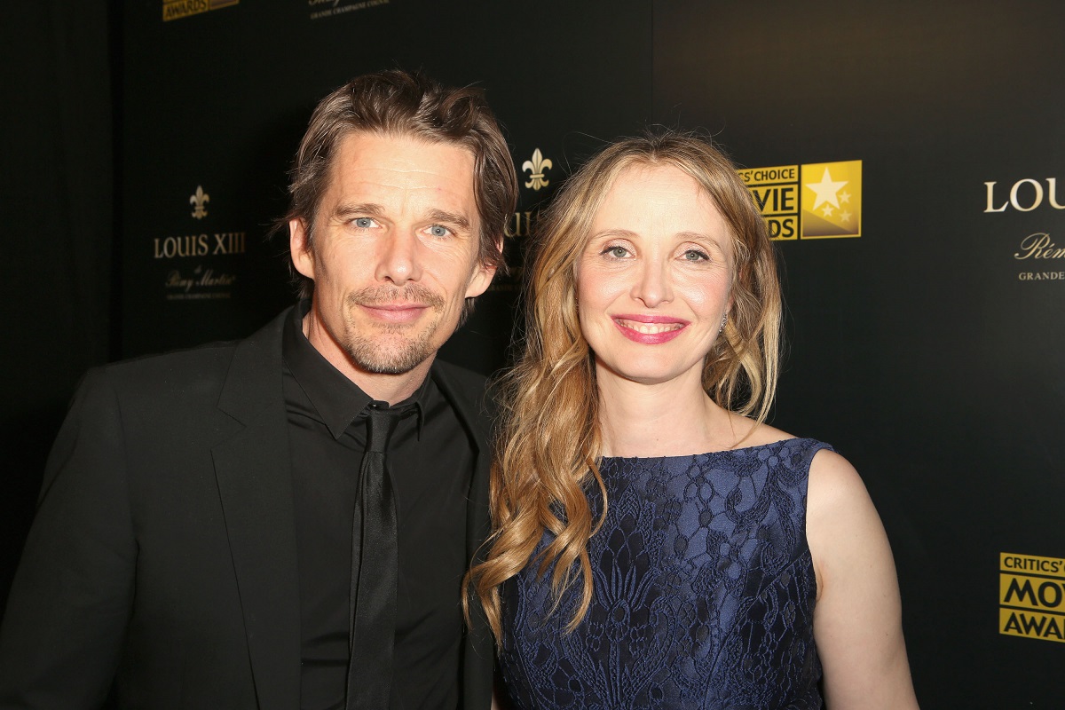 Ethan Hawke souriant aux côtés de Julie Delpy.