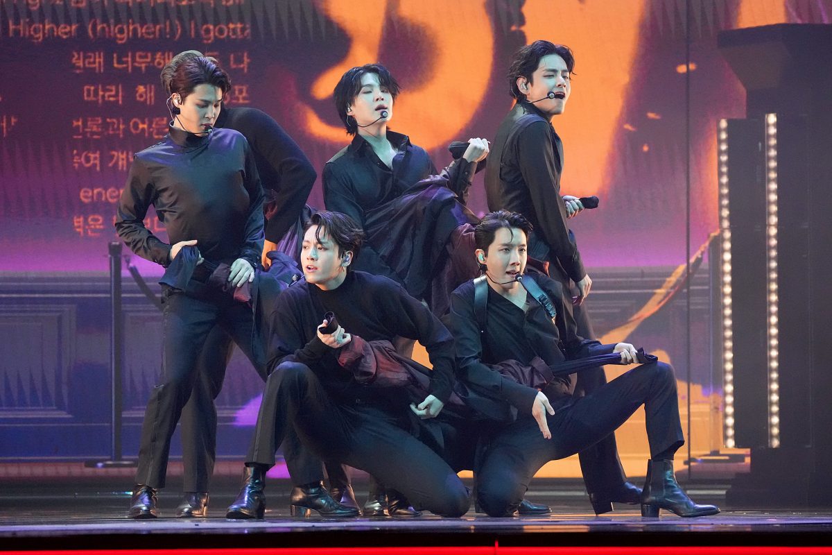 Jimin, Jungkook, Suga, J-Hope et V de BTS se produisent lors de la 64e cérémonie annuelle des GRAMMY Awards