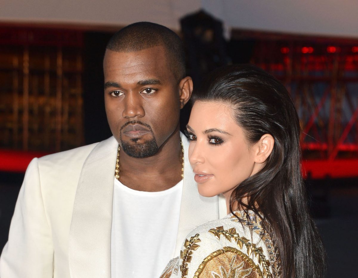Kanye West et Kim Kardashian posent sur le tapis rouge
