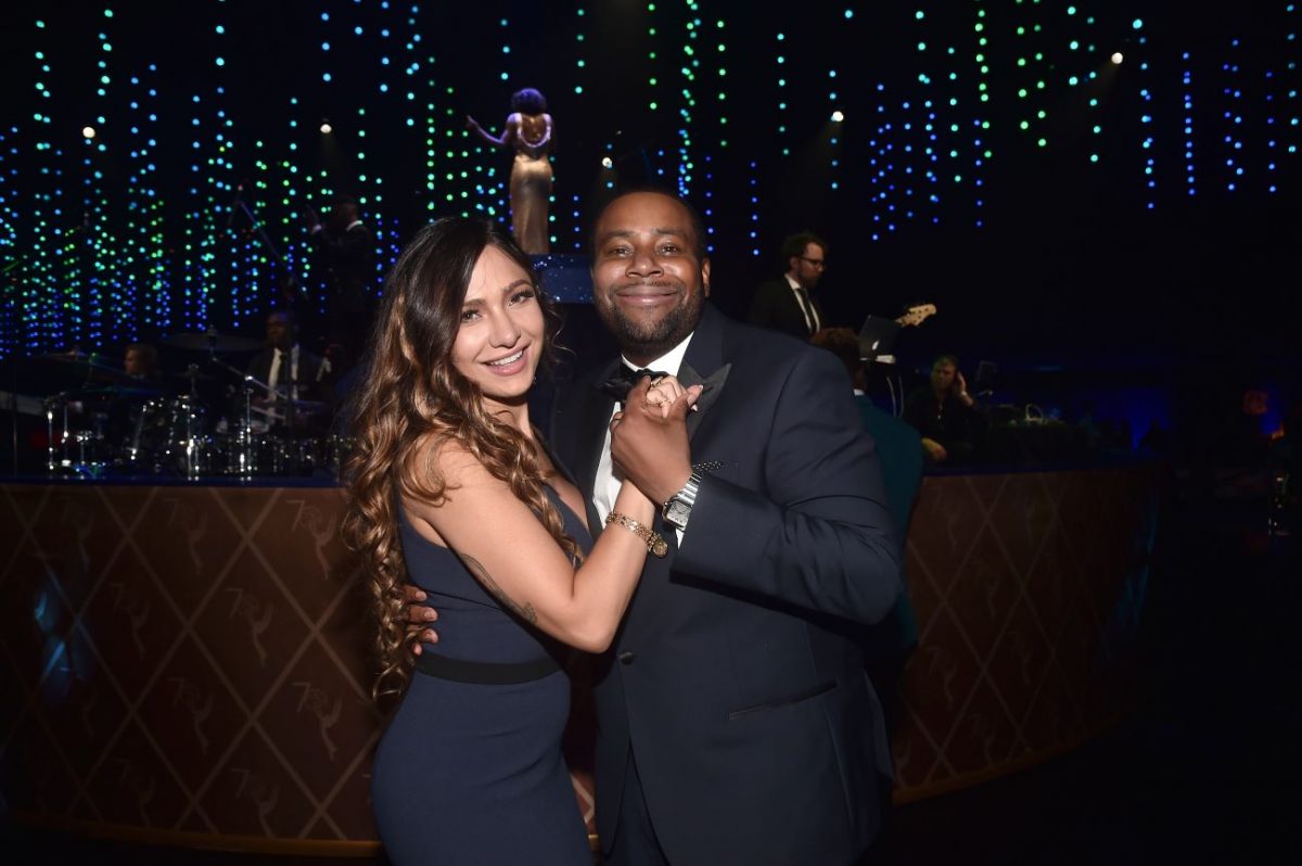 Kenan Thompson et sa femme Christina Evangeline s'embrassent au Creative Arts Ball.
