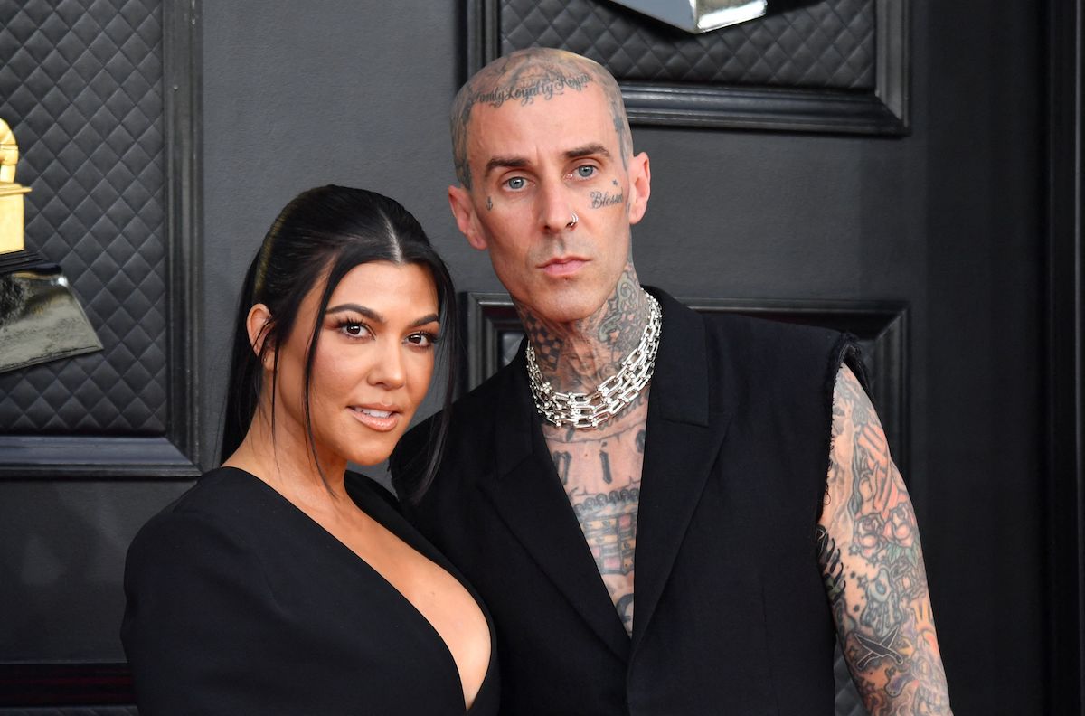 Kourtney Kardashian et Travis Barker aux Grammy Awards 2022.