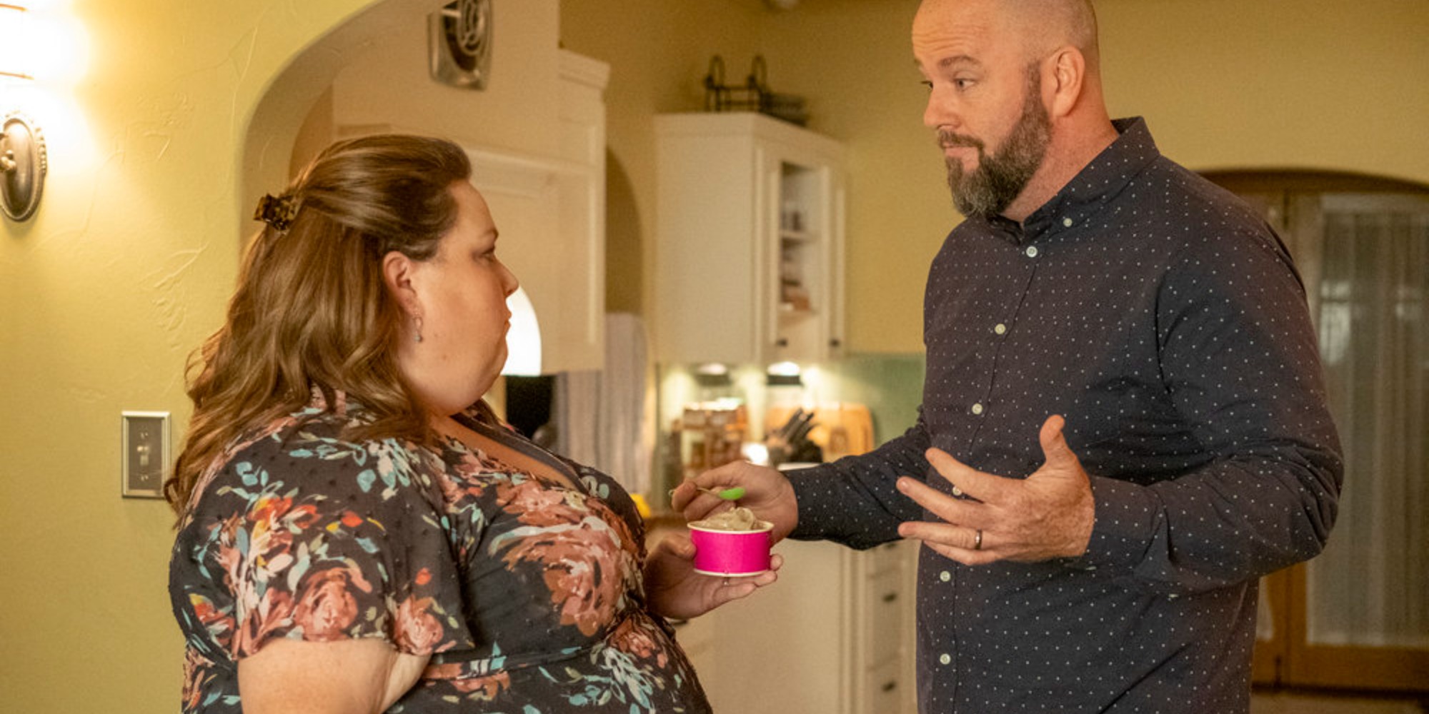 Chrissy Metz et Chris Sullivan sur le tournage de This Is Us.