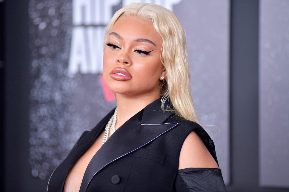 Latto pose pour une photo sur le tapis rouge - Le single de Latto vient d'entrer dans l'histoire du Billboard