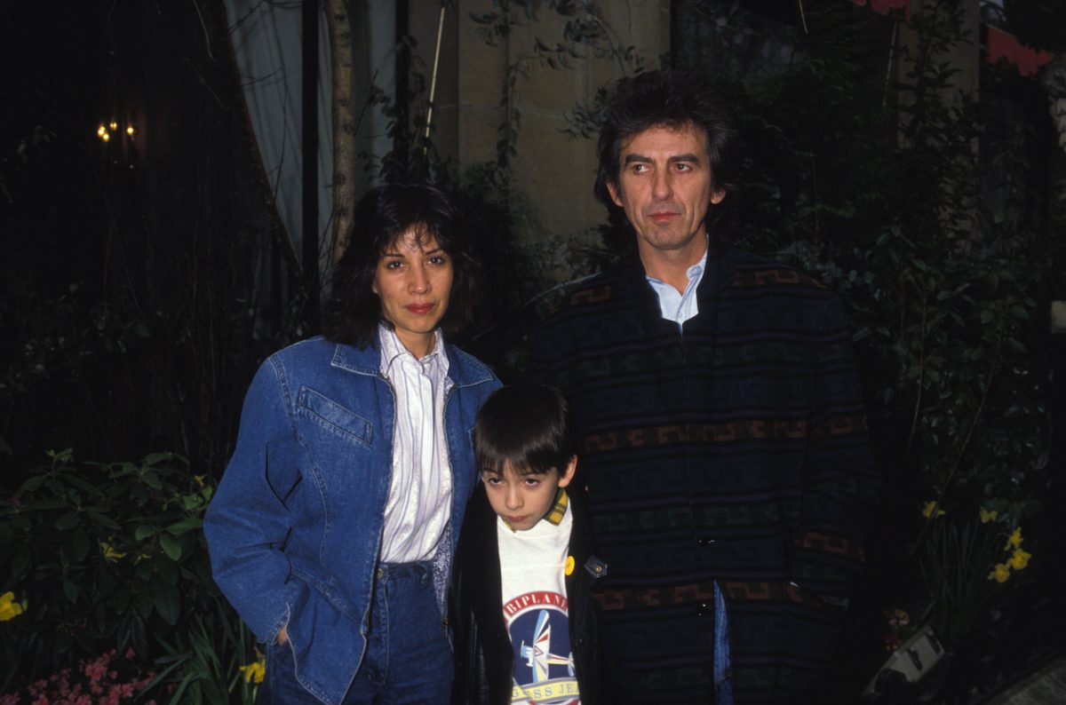 George Harrison et sa femme, Olivia, et leur fils, Dhani à Paris, France, 1988.