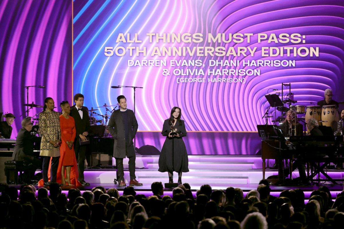 L'épouse de George Harrison, Olivia Harrison, reçoit son Grammy aux Grammy Awards 2022.