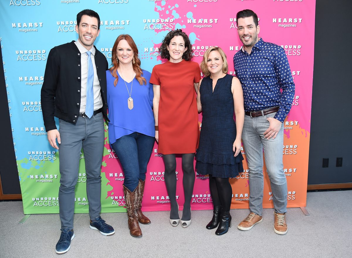 La pionnière Ree Drummond pose dans une chemise bleue avec les Property Brothers et deux autres.