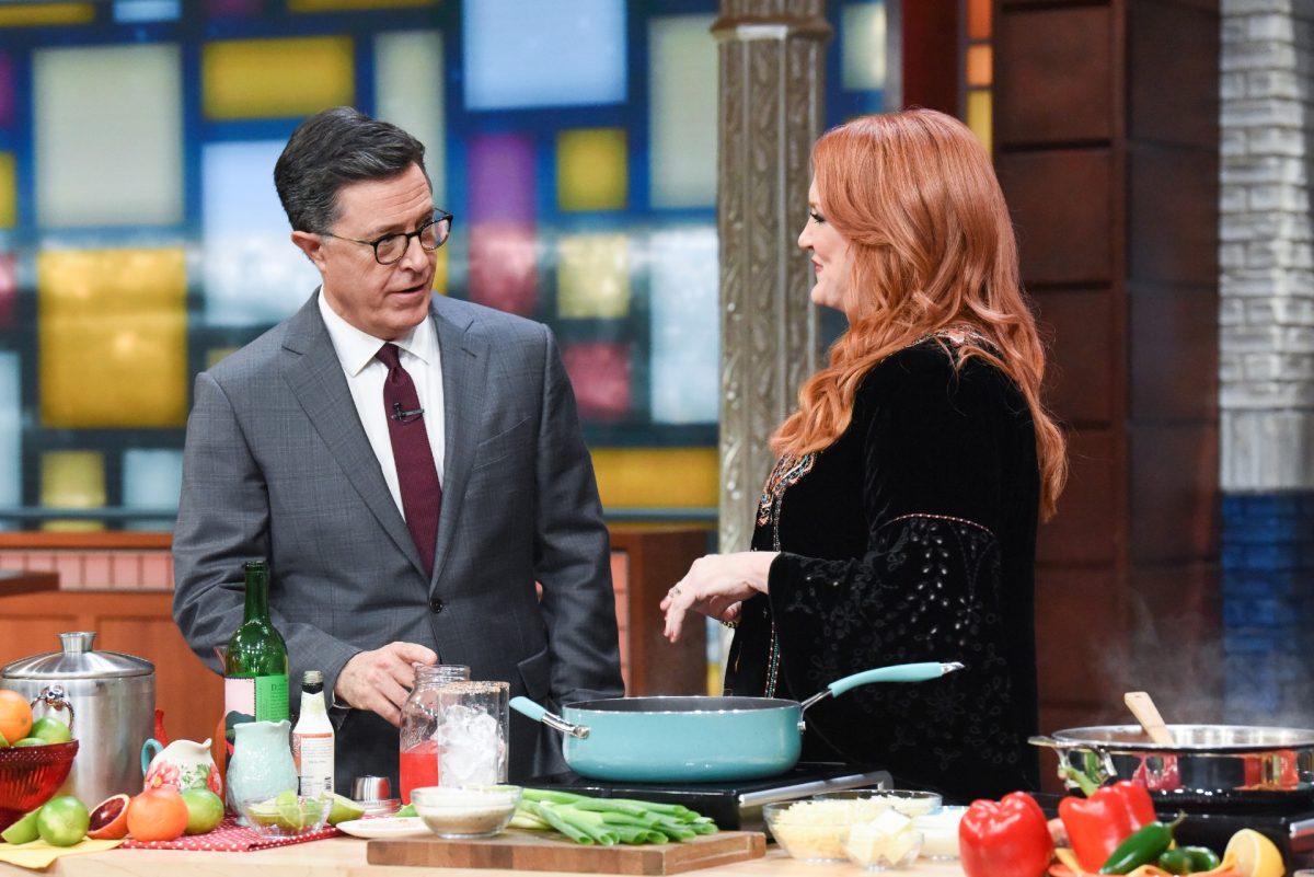 La pionnière Ree Drummond fait une démonstration de cuisine avec Stephen Colbert.