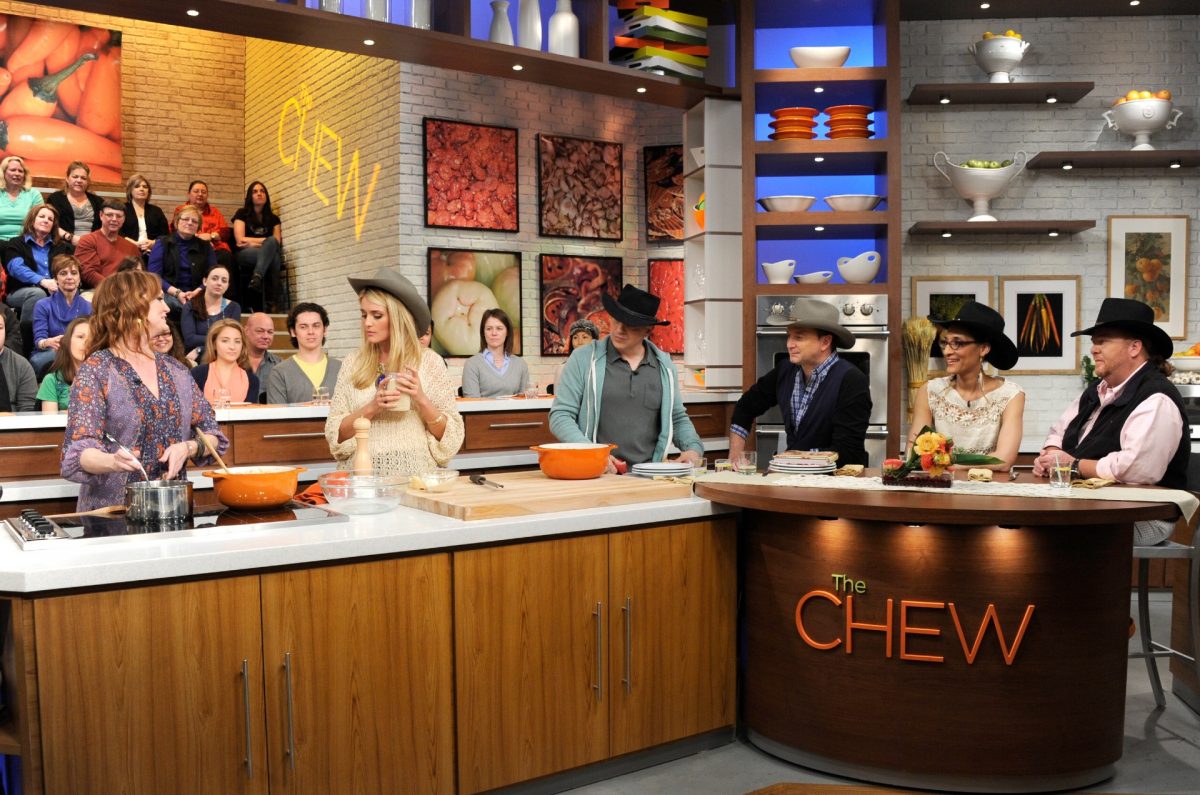 La pionnière Ree Drummond fait une démonstration de cuisine sur The Chew de CBS.