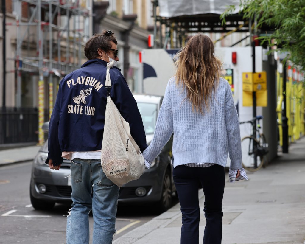 Olivia Wilde et Harry Styles se tiennent la main en marchant dans Soho