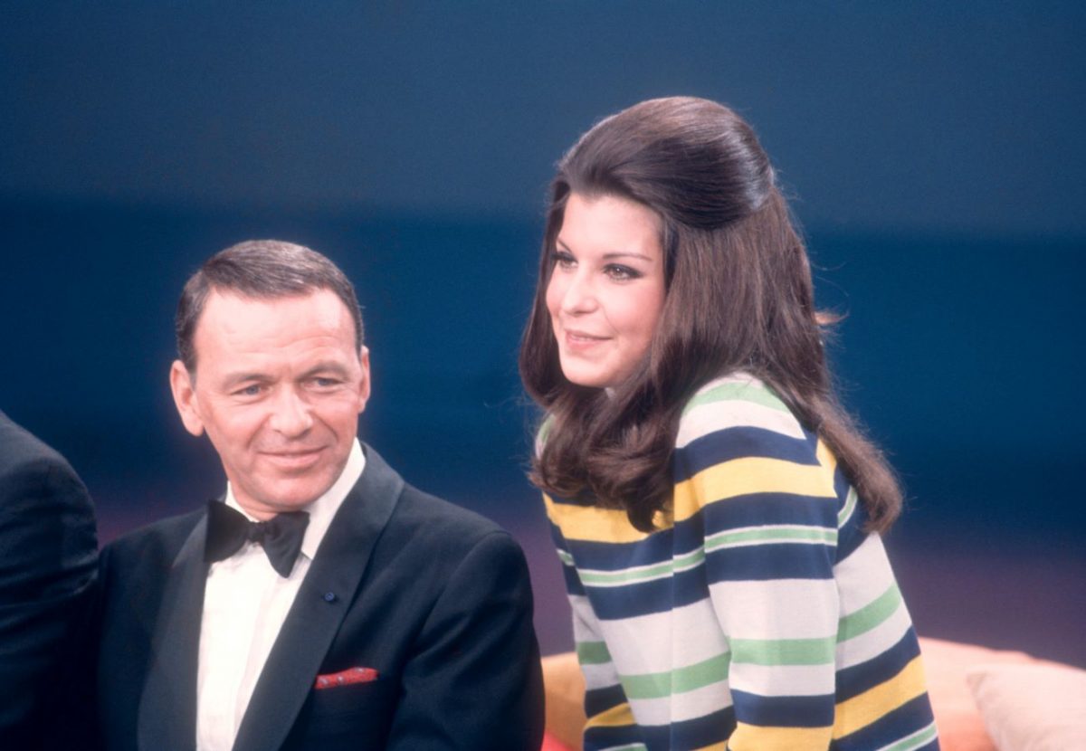 Frank Sinatra porte un smoking et sa fille Tina Sinatra porte une chemise rayée.