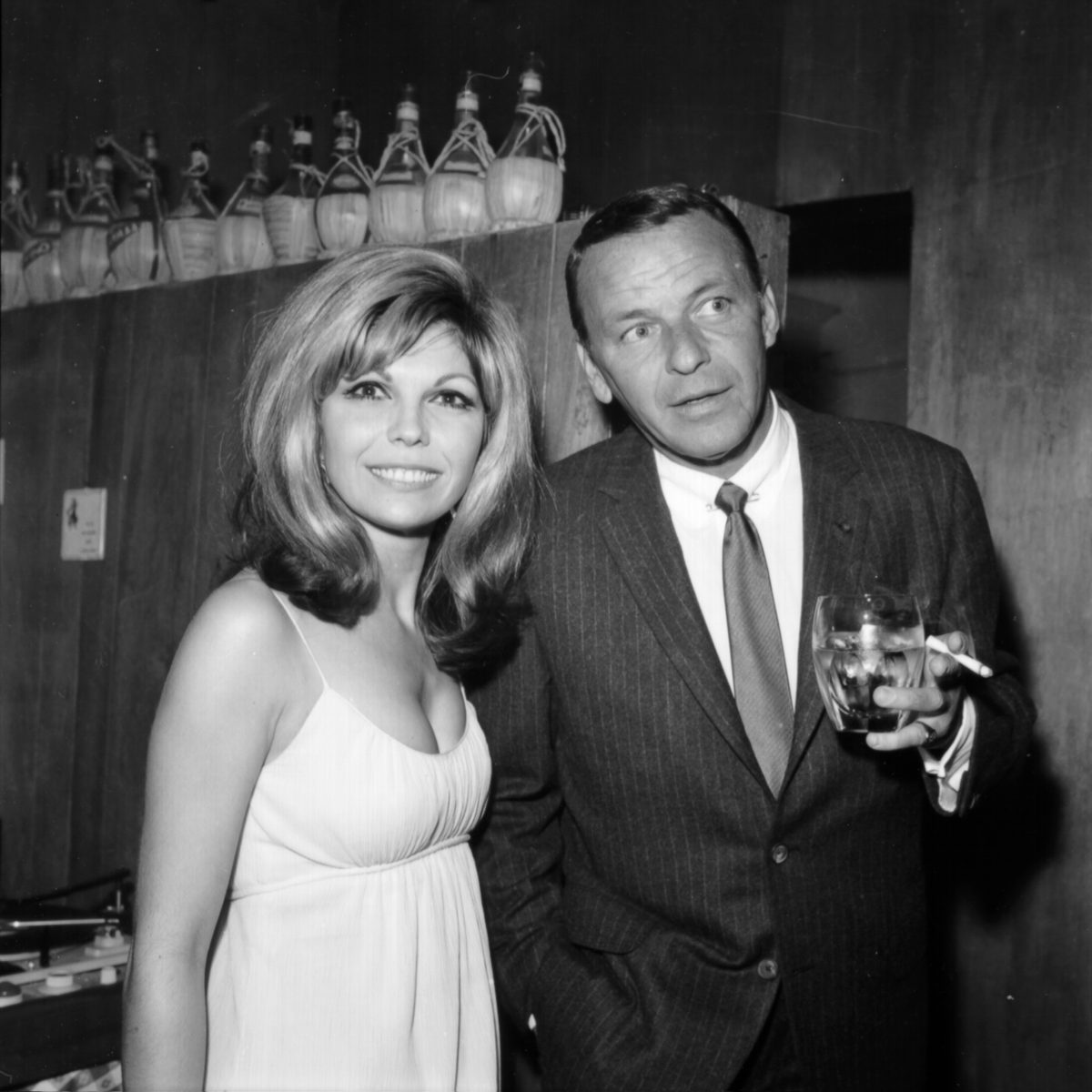 Nancy Sinatra et Frank Sinatra près des bouteilles