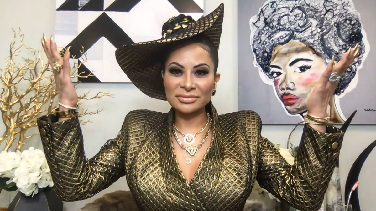 La gagnante des Best of Reality TV Awards 2021 Jen Shah des Real Housewives of Salt Lake City dans un costume et un chapeau assortis sur Watch What Happens Live