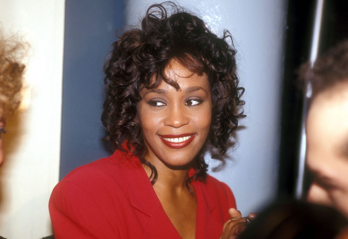 Whitney Houston sourit pour la photo - L'ancienne maison d'hôtes de Houston est maintenant à vendre