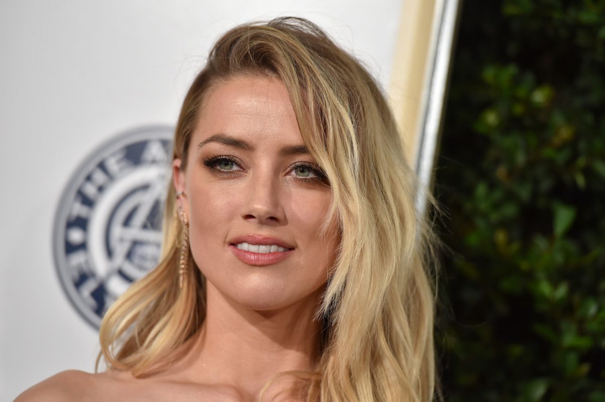 Amber Heard regardant vers le côté gauche de l'image, gros plan