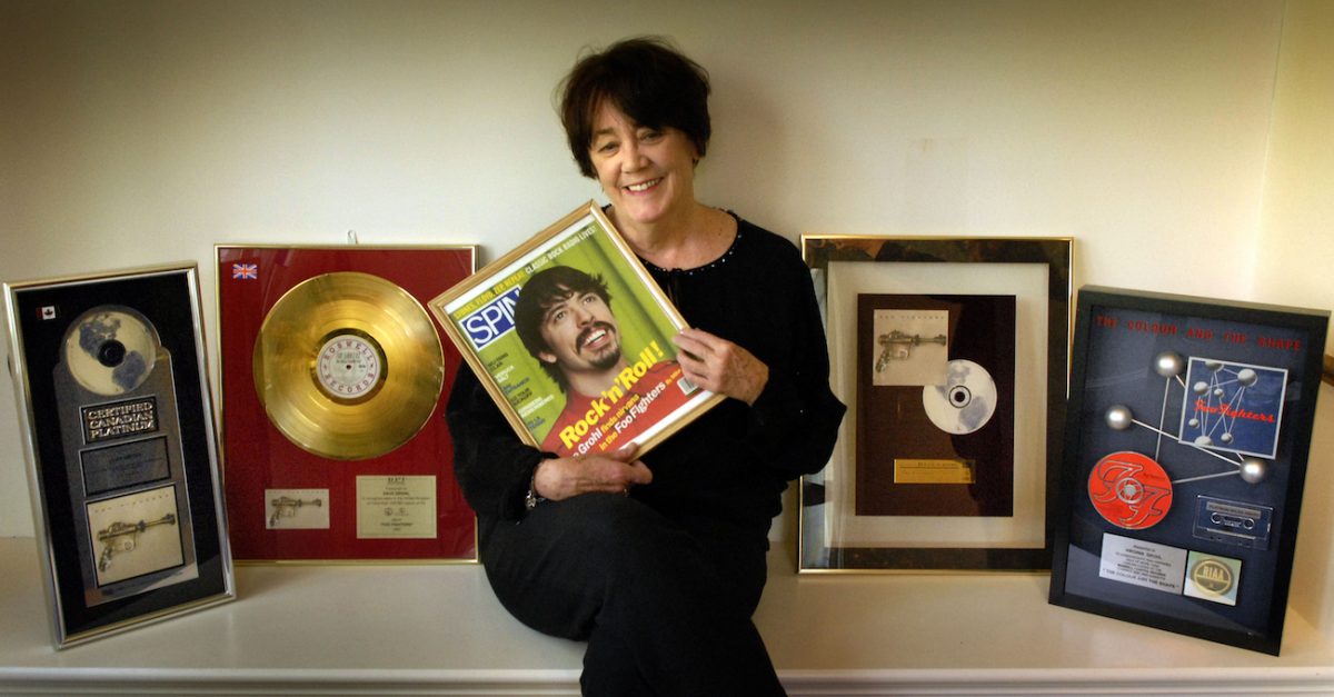 La mère de Dave Grohl, Virginia Grohl, avec certains de ses prix en 2008.
