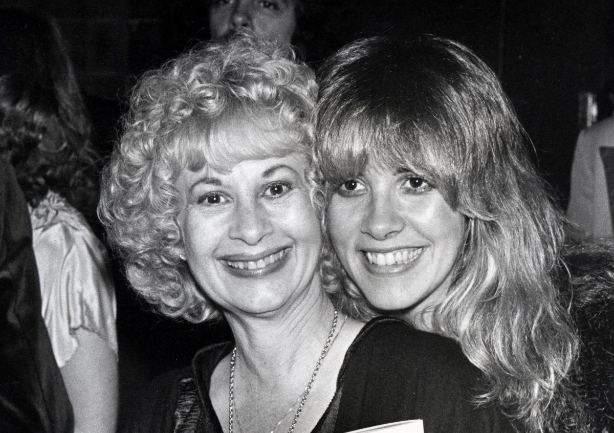 Une photo en noir et blanc de Stevie Nicks et Barbara Nicks posant joue contre joue.