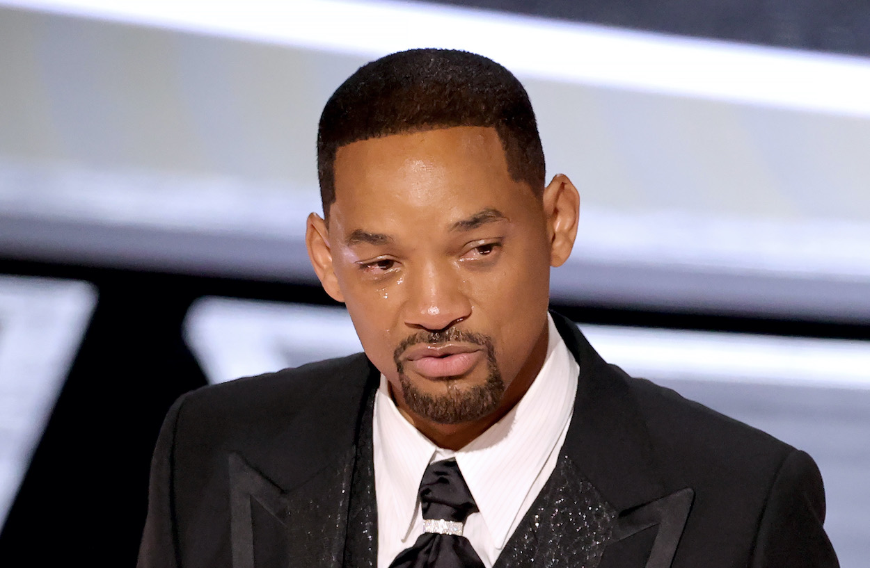Un Will Smith en larmes accepte son Oscar du meilleur acteur aux Oscars 2022 quelques minutes seulement après avoir giflé Chris Rock.