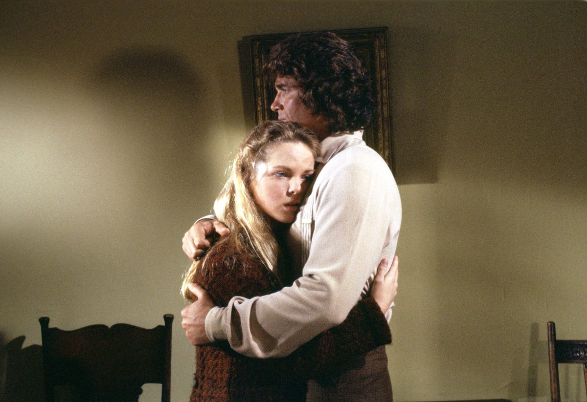 Melissa Sue Anderson embrasse Michael Landon sur le tournage de La Petite Maison dans la Prairie.